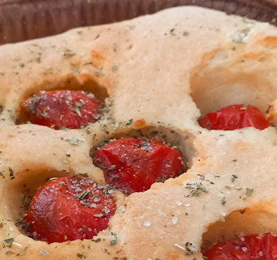 Focaccia con pomodorini e origano